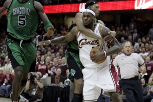 yl23455永利官网-皮尔斯：詹姆斯有着大前锋身材&amp;后卫打法 他身材和大本一样