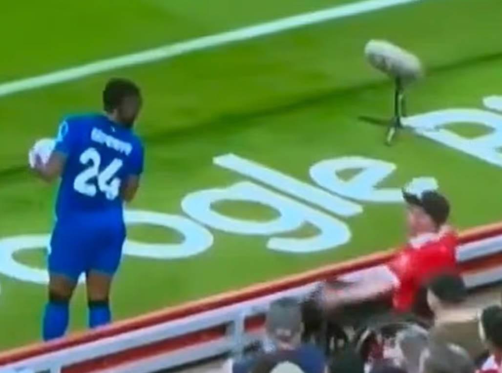 目击者：种族歧视者摇着轮椅去骂塞门约，还朝他丢口香糖